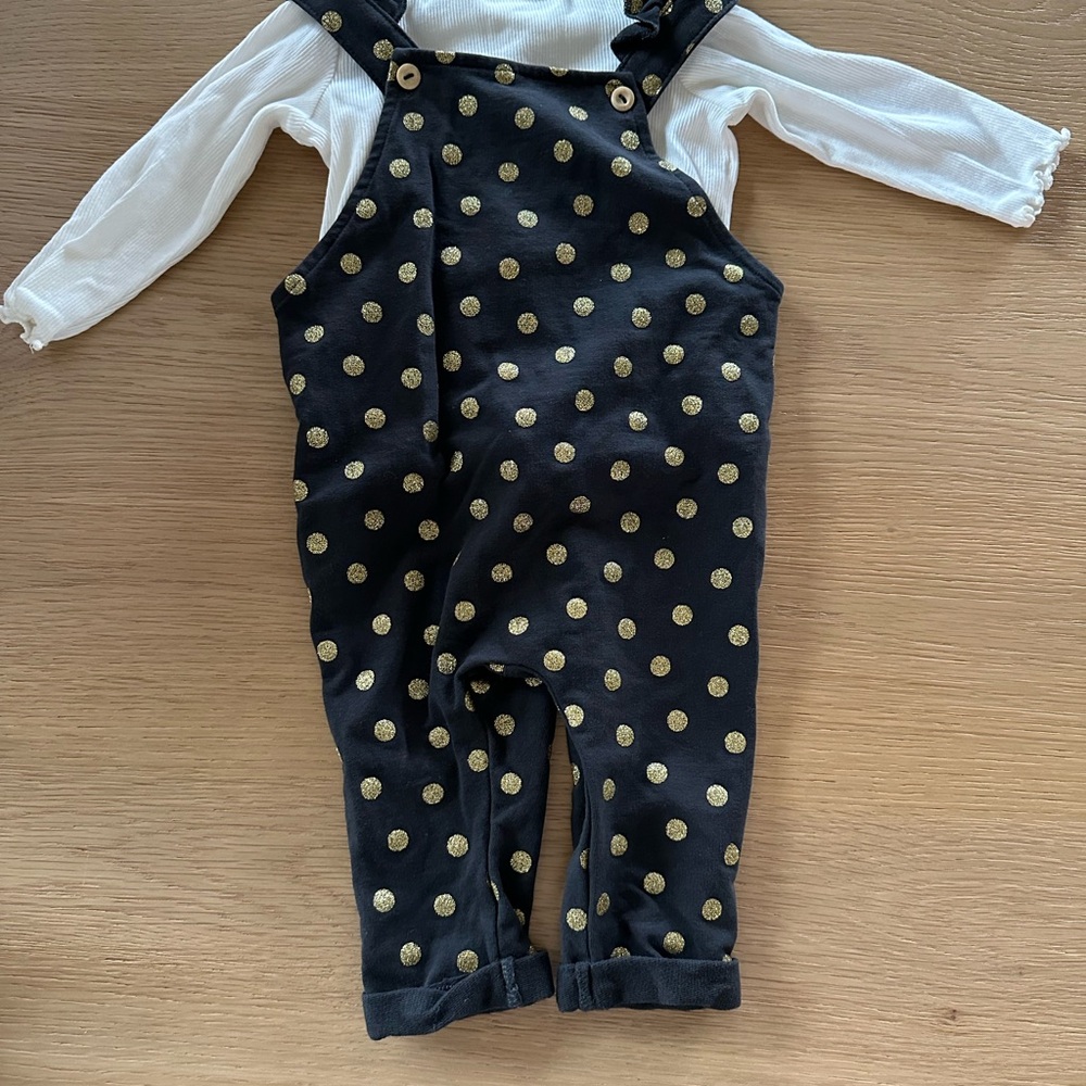 H&M White Ribbed Knit Top with Black and gold overall